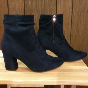 Reneeze navy suede booty, like new, sz9